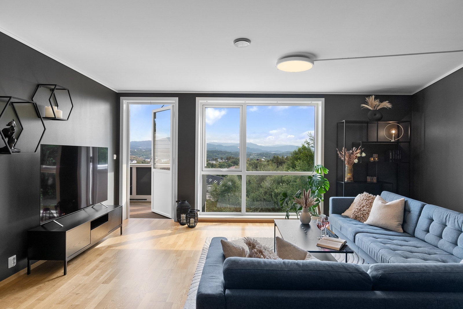 - Romslig stue med store vindusflater som slipper inn mye naturlig lys - Galleribilde