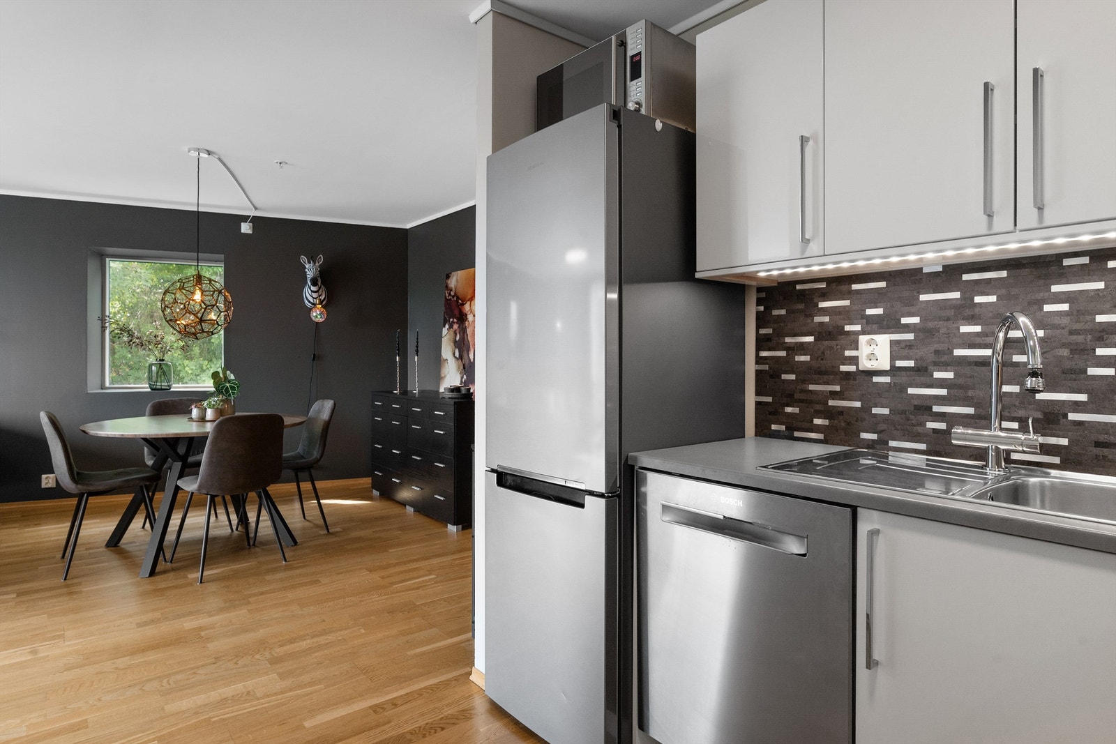 - Spiseplassen kan praktisk plasseres like ved kjøkkenet - Galleribilde