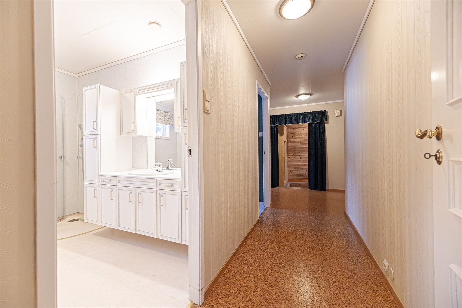 Vi er nå i åpningen inn til stua og ser mot bod/trappegang Galleribilde