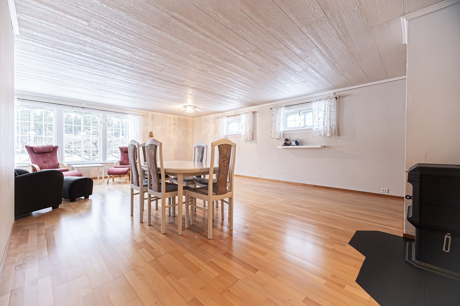 Stor og romslig stue som er påbygd Galleribilde