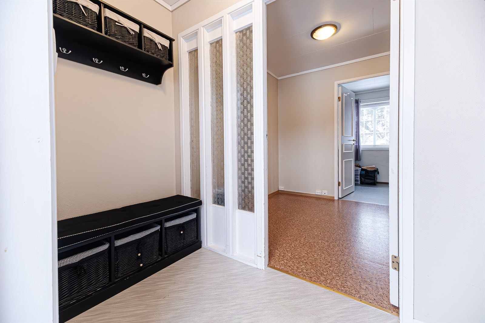 Vindfang hvor vi ser videre inn til gang og bod Galleribilde