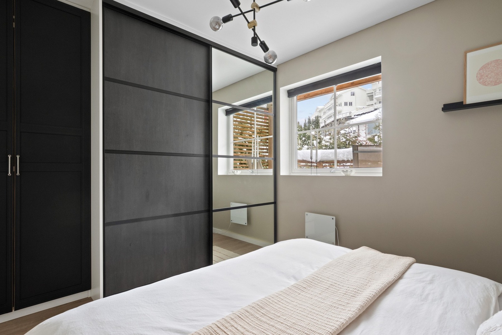 Hovedsoverommet er oppgradert med en stor, spesialtilpasset garderobeløsning bestående av to skap - ett med skyvedører og ett med fronter i sort, profilert design. Galleribilde