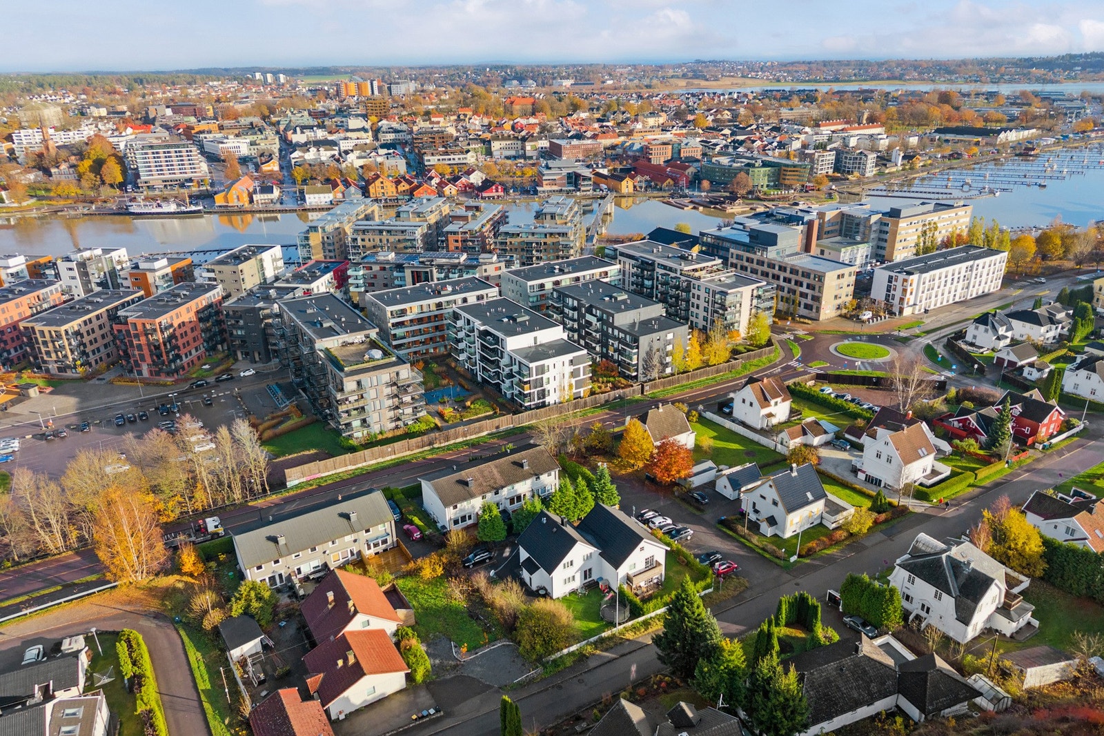 En gangbro fører deg raskt og enkelt over til Tønsberg sentrum, hvor du har tilgang til alle byens fasiliteter. Galleribilde