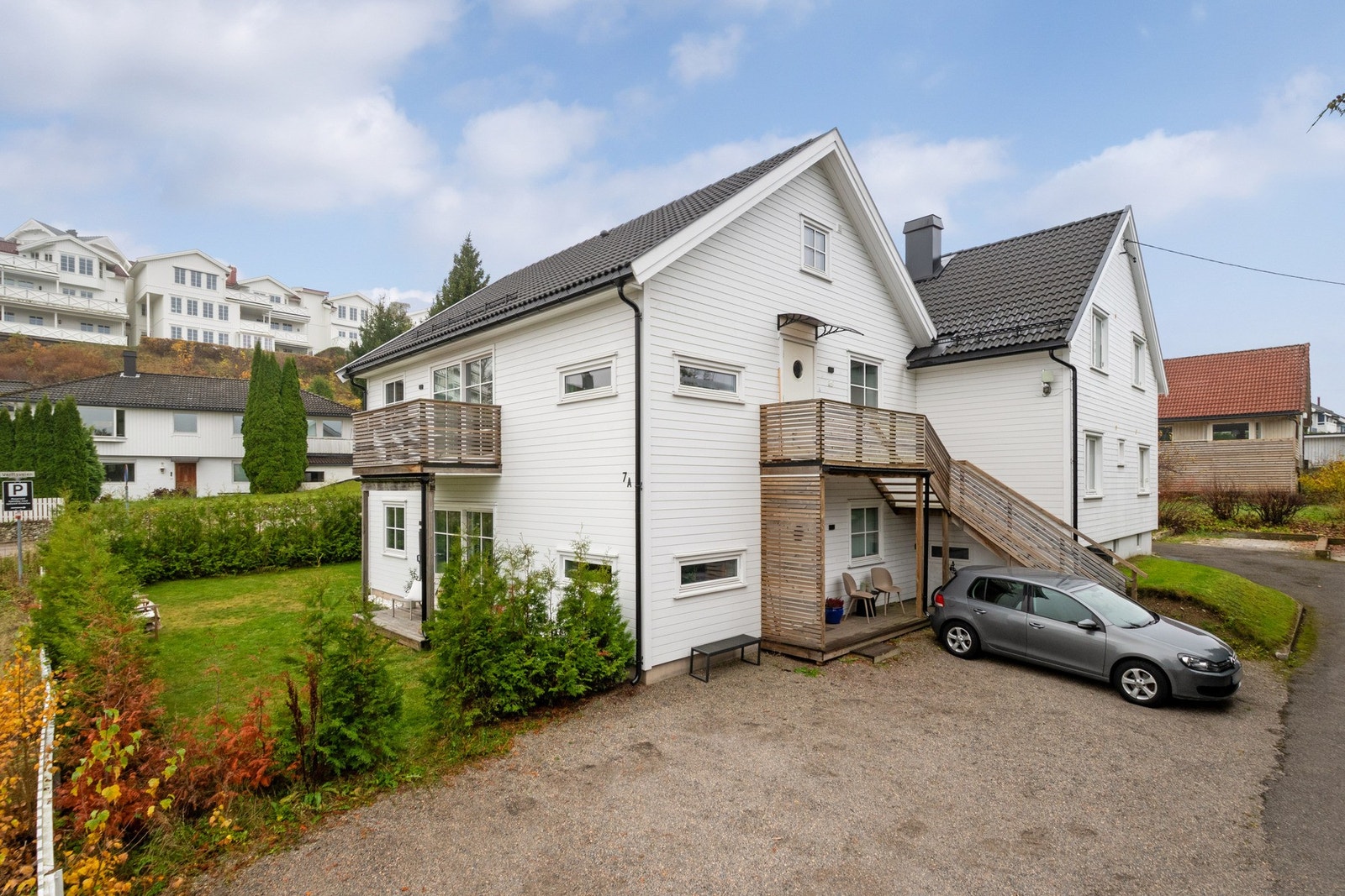 Det er parkering på gårdsplass. Galleribilde
