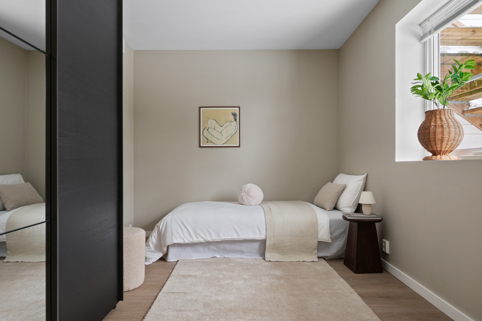 Det andre soverommet har også rikelig med oppbevaringsplass, i form av en skyvedørsgarderobe med delvis speilfronter. Galleribilde
