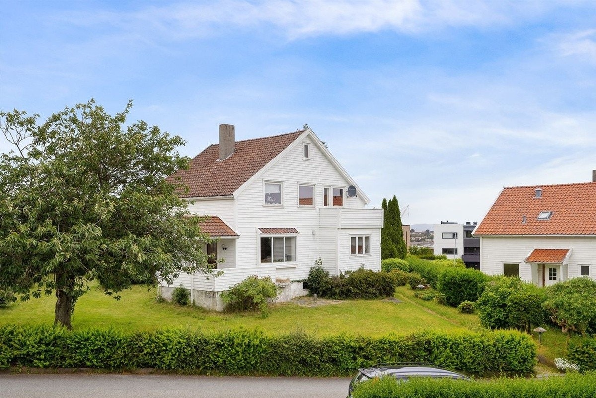 Leiligheten er i 2 etg og ligger i rolige omgivelser Galleribilde