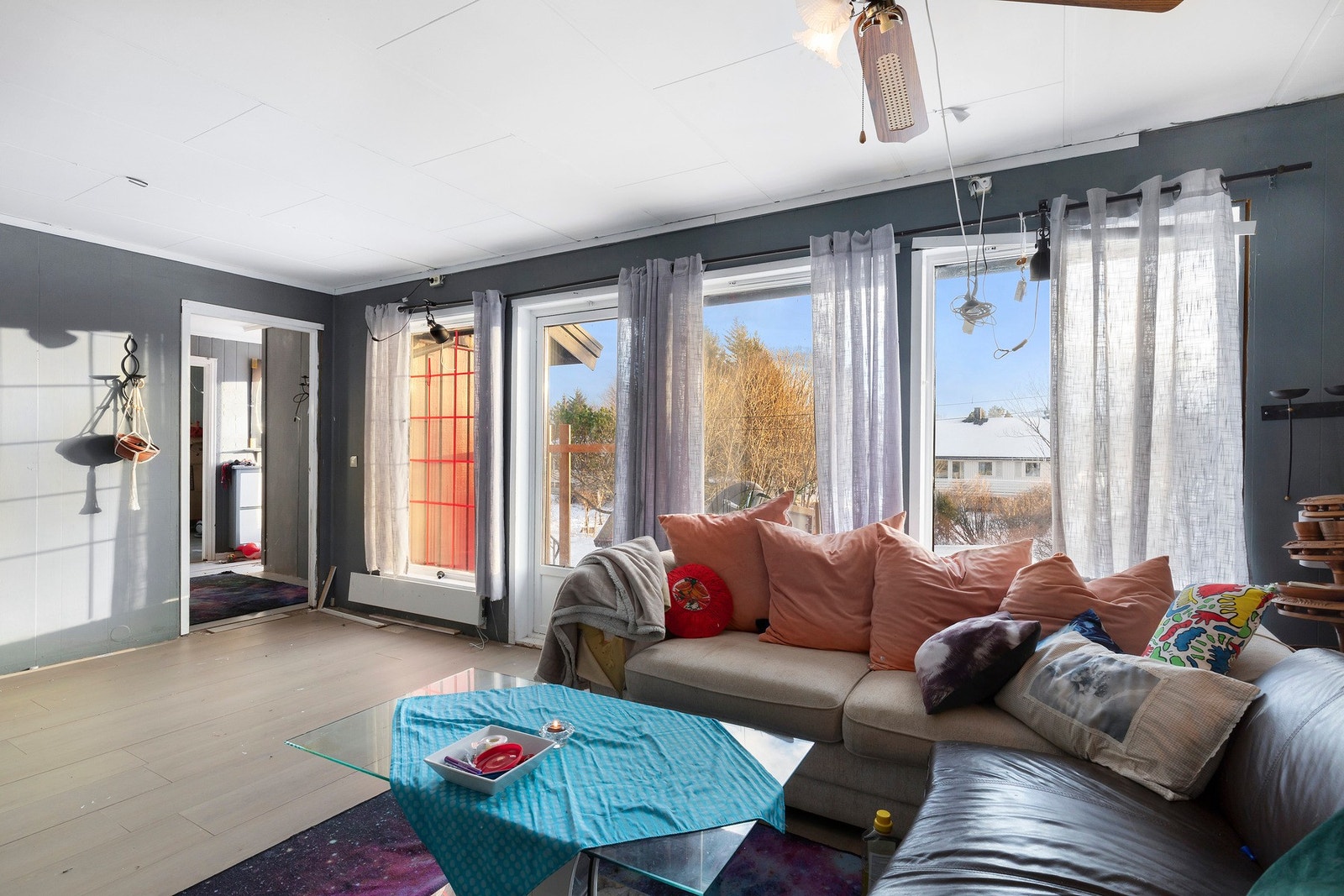 Her er det rikelig med naturlig lysinnslipp fra de store vinduene. Galleribilde