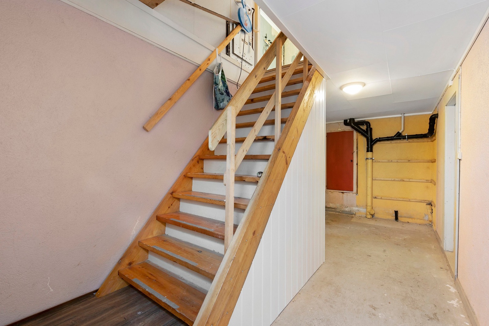 I kjelleren har man rikelig med oppbevaringsplass! Galleribilde