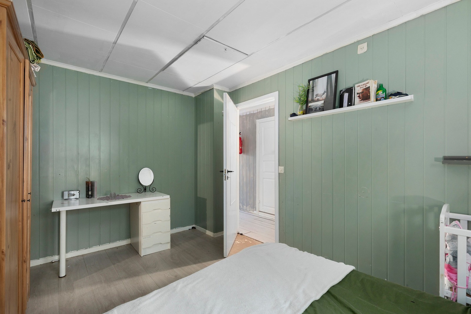 Her er det god plass til både dobbeltseng og garderobeskap. Galleribilde