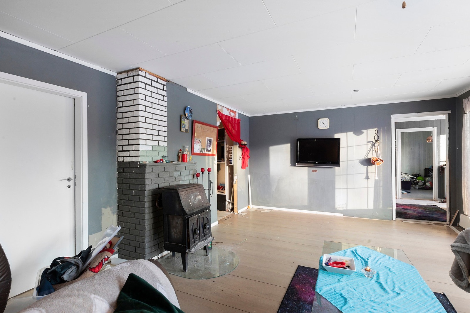 Boligen er elektrisk oppvarmet men har også peis. Galleribilde