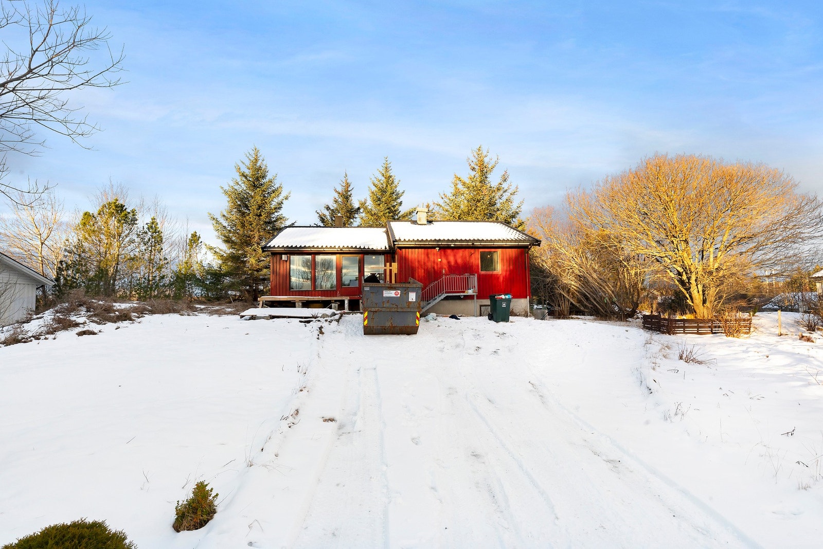 Enebolig med stort potensiale sentralt beliggende i et rolig og barnevennlig nabolag på Kvenvær. Galleribilde