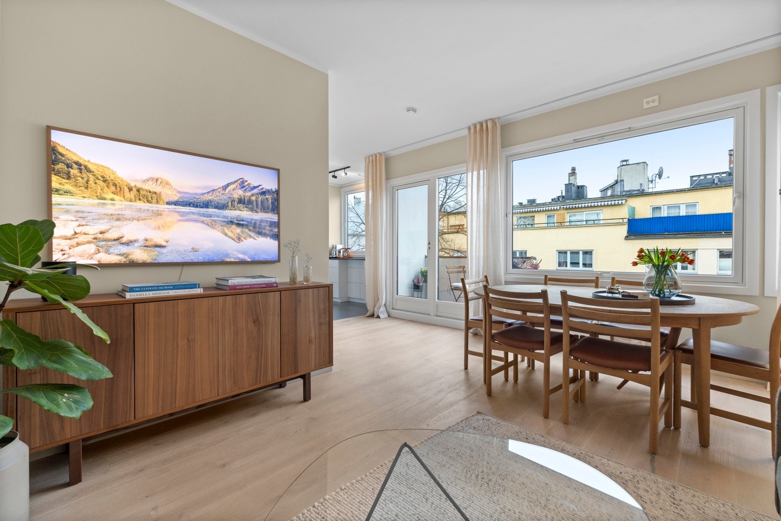 Romslig og innbydende stue med store vindusflater som slipper inn rikelig med dagslys. Galleribilde