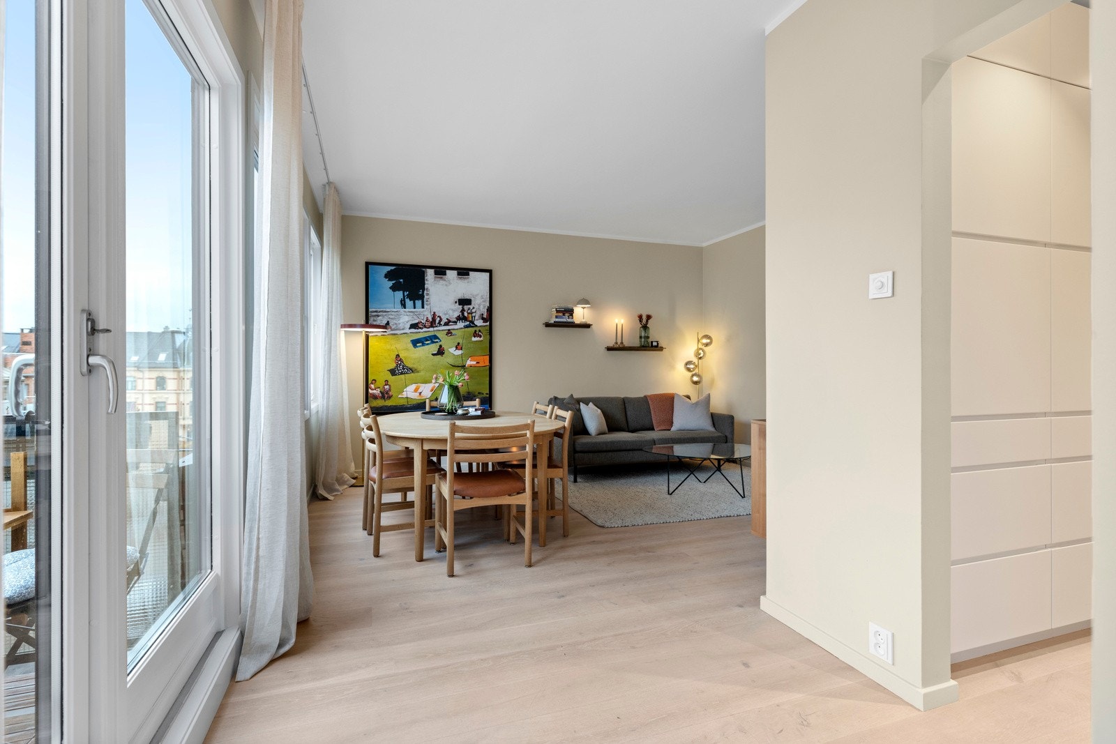 Fra kjøkkenet inn mot stuen. Takhøyden er målt til hele 2,61m. Galleribilde