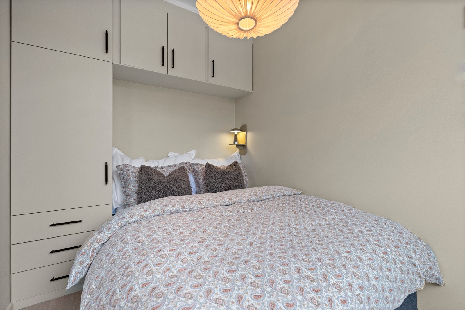 Soverommet er innbydende og malt i tidsriktige farger som gir en lun og behagelig atmosfære. Galleribilde