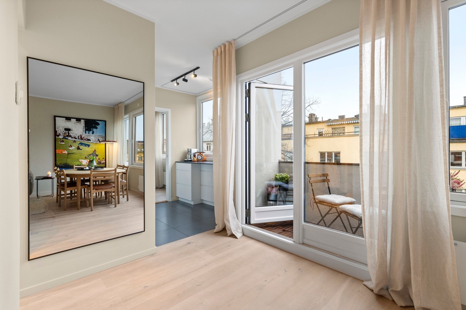 Fra stuen er det utgang til en hyggelig balkong som ligger høyt og fritt. Galleribilde