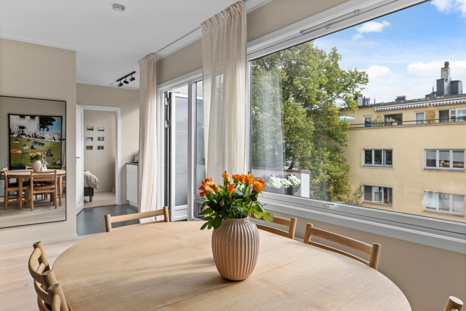 Den delvis åpne løsningen mot stuen gir en sosial og praktisk planløsning, samtidig som kjøkkenet har sin egen tydelige sone. Galleribilde