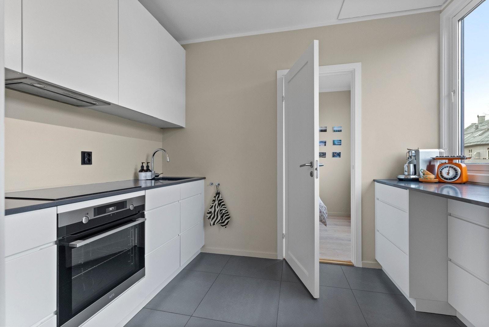 Stilren innredning med slette fronter, kompositt benkeplate og godt med skap/benkeplass. Galleribilde