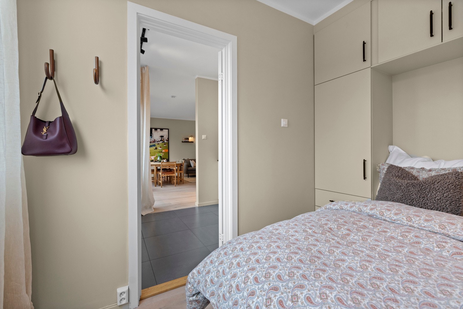 Her har du plass til dobbeltseng og det er svært godt med garderobeskap og overskap. Galleribilde