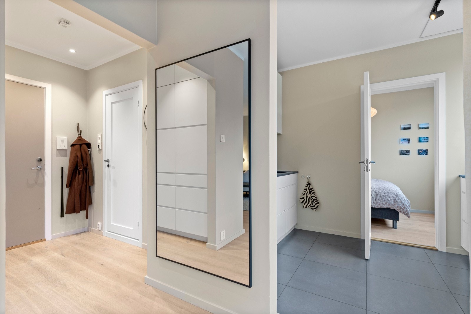 Velkommen inn! Leiligheten ønskes velkommen av en romslig og innbydende entré som gir et meget godt førsteinntrykk av denne fine leiligheten. Galleribilde