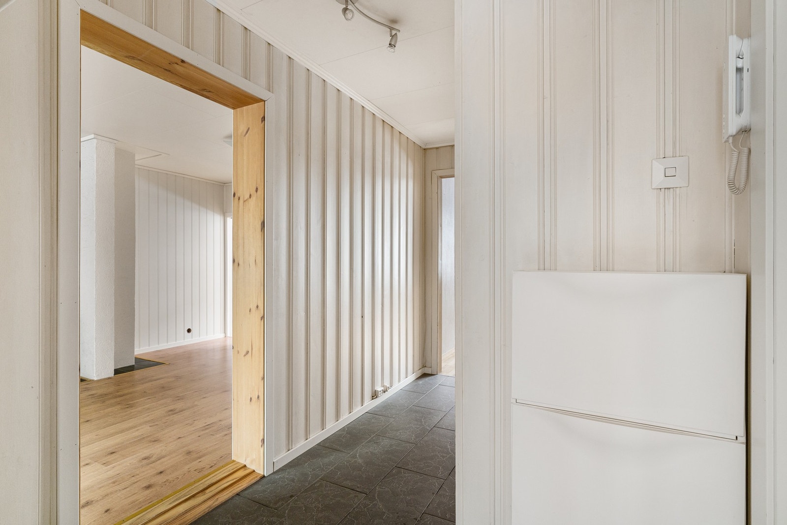 Inngangsparti med porttelefon. Galleribilde