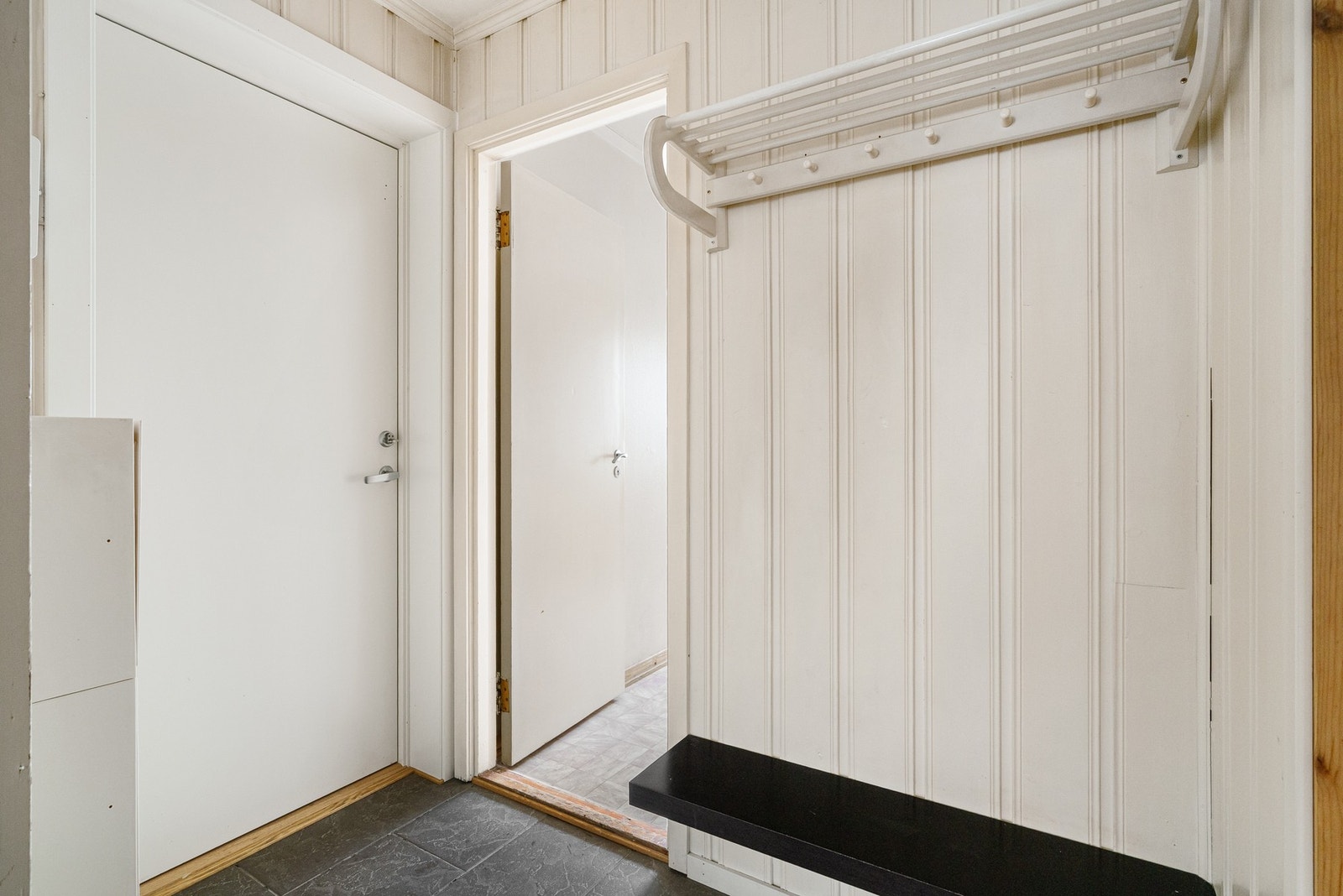 Inngangsparti med plass for oppbevaring av ytterklær og sko. Galleribilde