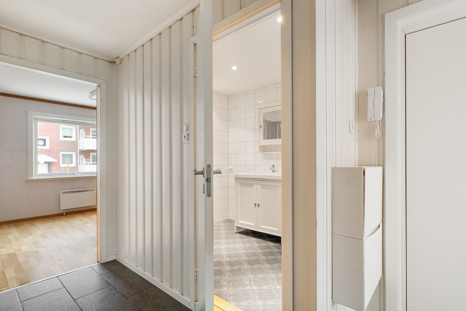 Gang med inngang til bad. Galleribilde