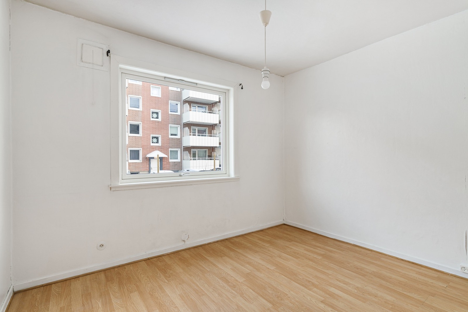 Hovedsoverom. Leiligheten har 2 soverom på hhv. 9 kvm og 6 kvm. Galleribilde