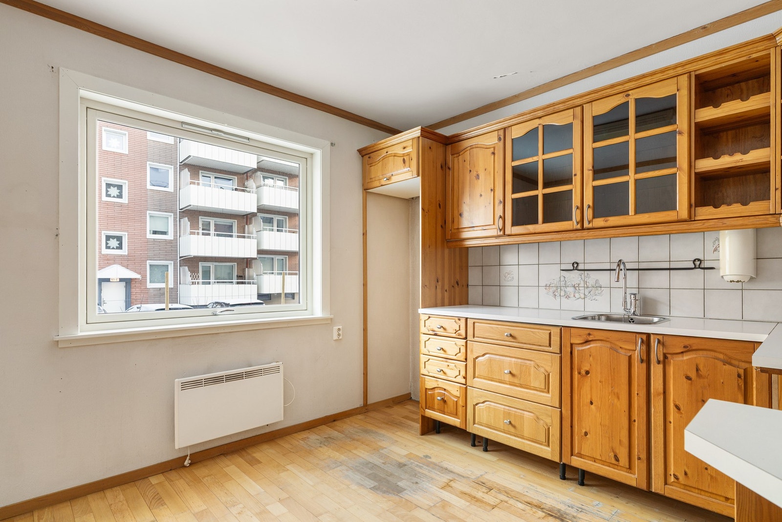 Kjøkkenet har plass til spisebord. Galleribilde