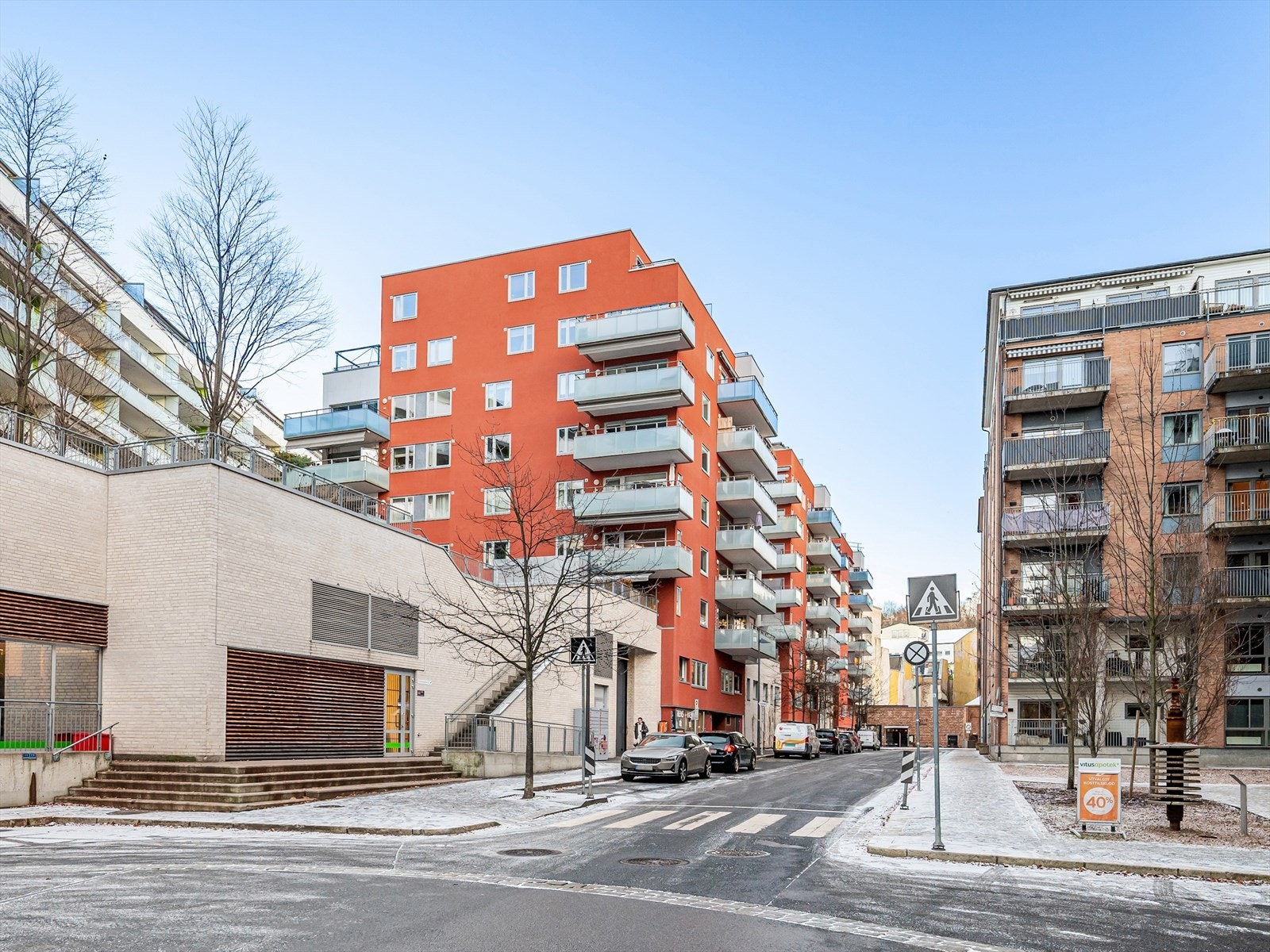 Her bor du i nærheten av dagligvarebutikker, apotek, treningssenter, spisesteder, og mer. Galleribilde