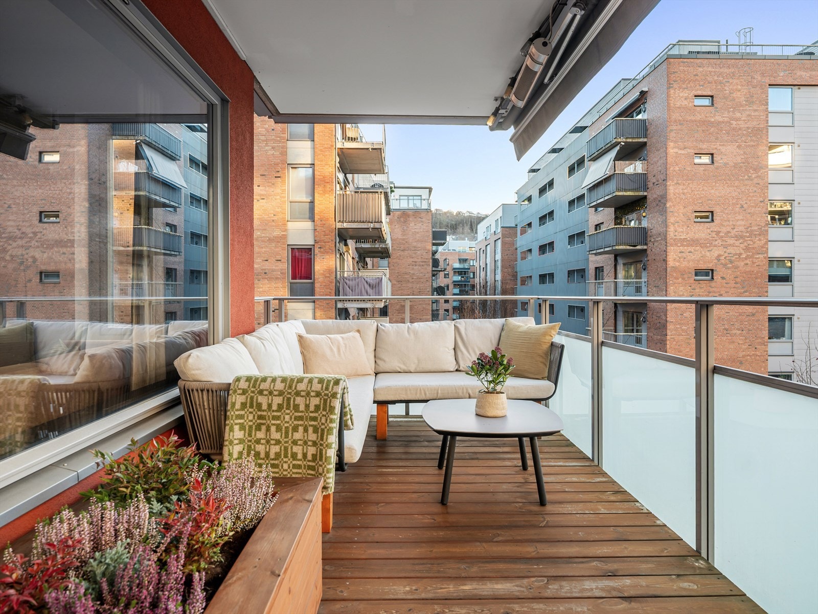 Fra stuen er det utgang til en herlig, vestvendt balkong med på 11 kvm med god plass til diverse utemøblement, planter og grill (elektrisk grill og gassgrill er tillatt). Galleribilde