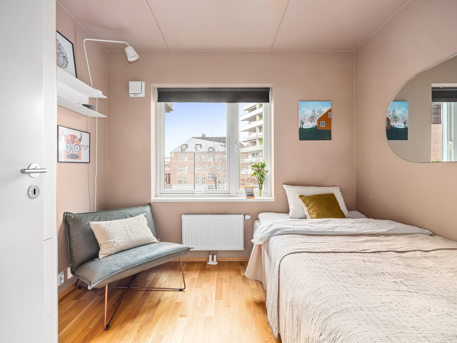 Det andre soverommet har plass til seng, kontorpult og øvrig møblement. Galleribilde