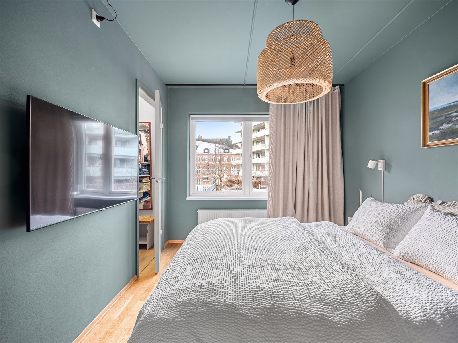 Hovedsoverommet har god plass til dobbeltseng, nattbord på hver side og kommode. Galleribilde