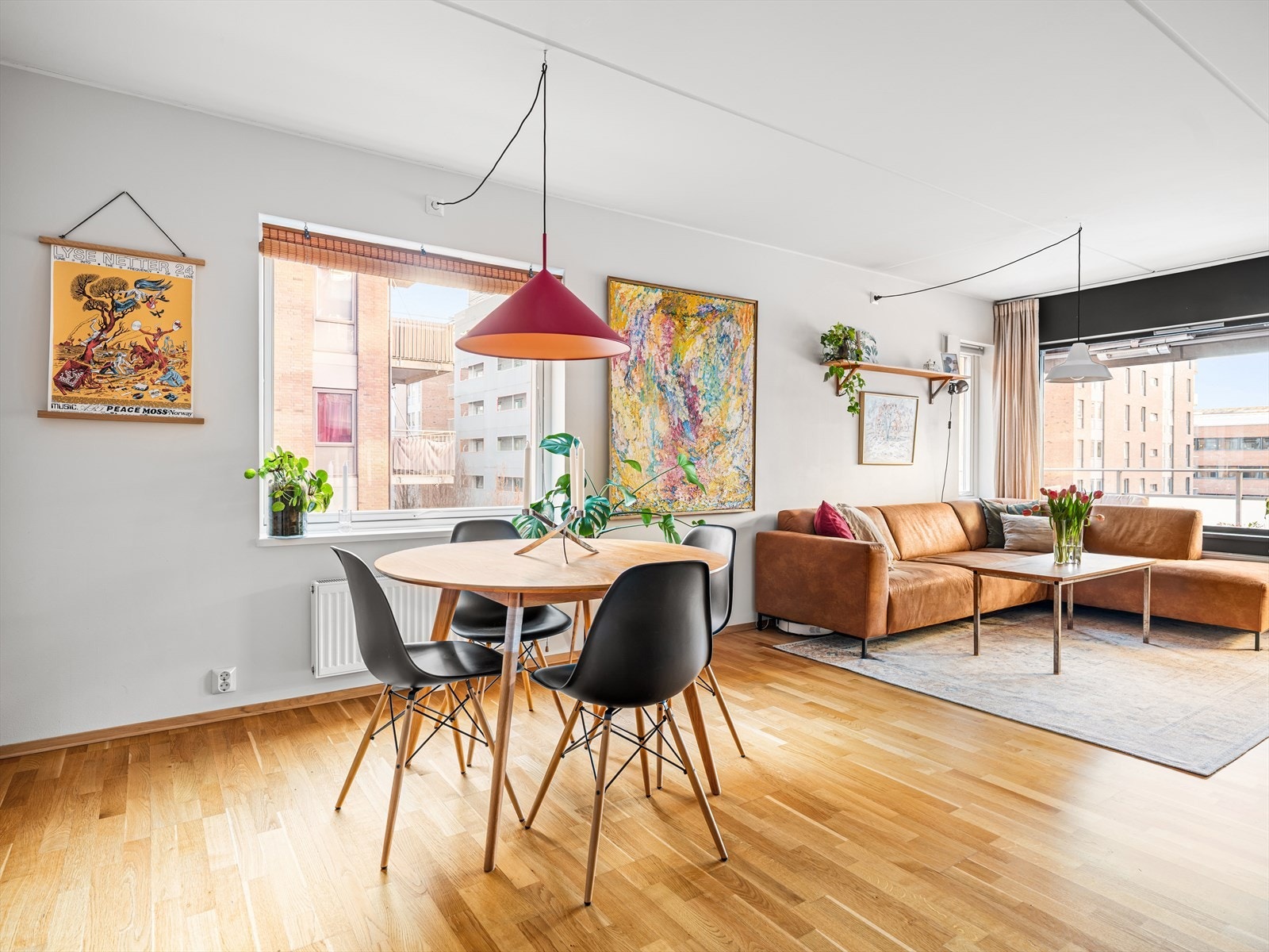 Overflatene er malt i et lyst fargevalg og gulvet er belagt med parkett. Galleribilde