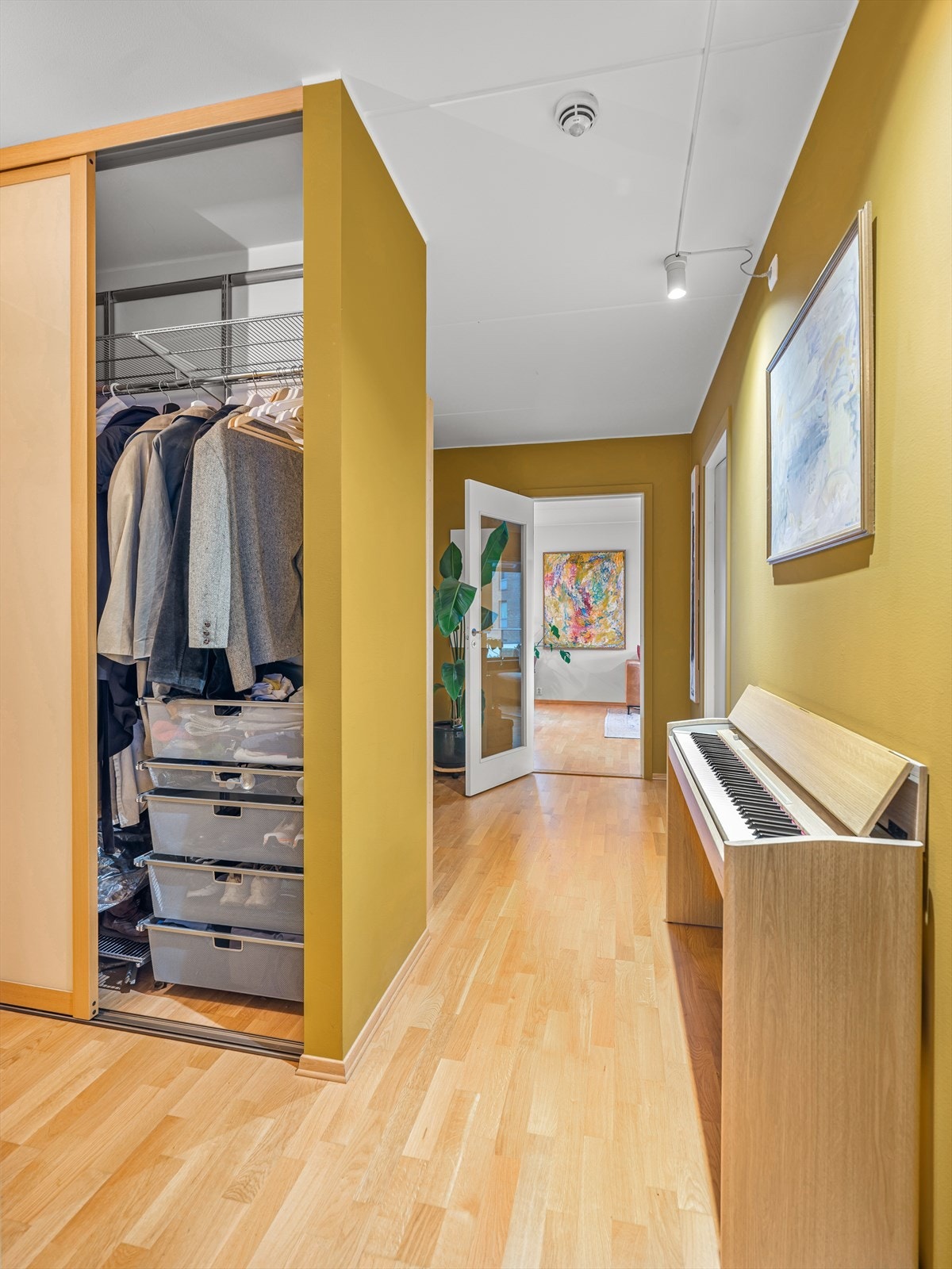 For ytterligere oppbevaring er det satt inn en skyvedørsgarderobe. Galleribilde