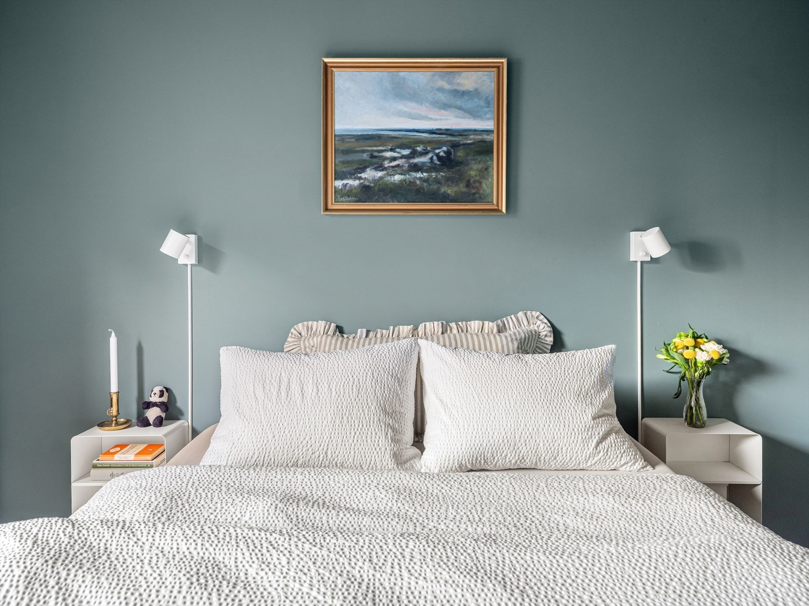 Begge soverommene er malt i pene fargevalg og gulvet er belagt med parkett. Galleribilde