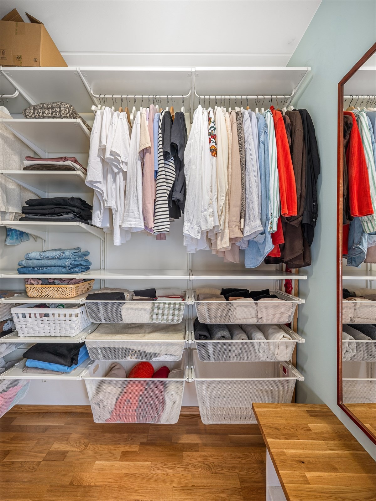 Fra hovedsoverommet er det også adkomst til et praktisk walk-in closet med oppheng og skuffer. Galleribilde