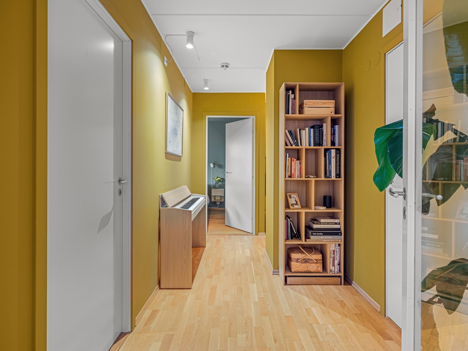 Leiligheten har malte flater i freshe farger! Galleribilde