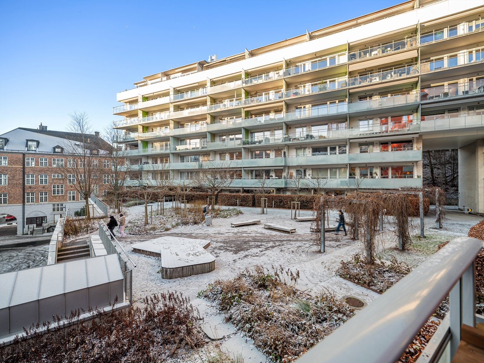 Fra balkongen er det et hyggelig utsyn mot fellesarealet! Galleribilde