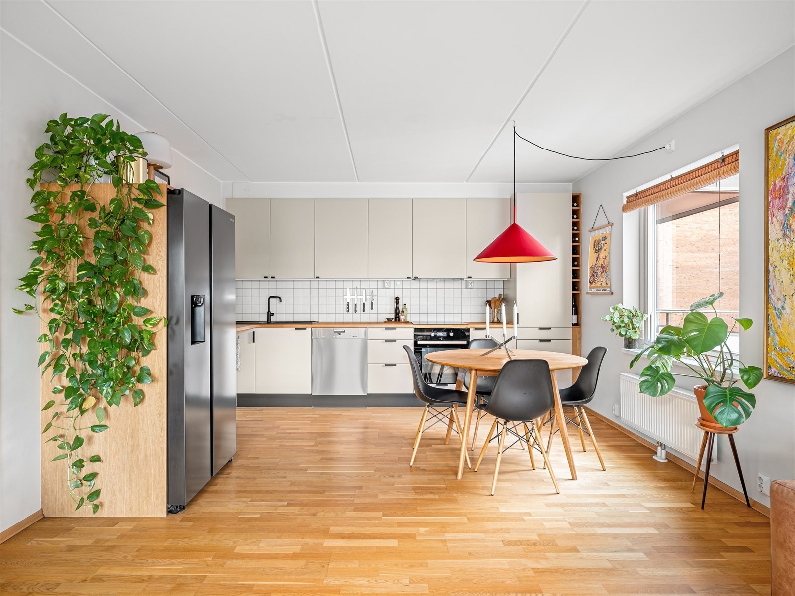 Kjøkkeninnredning med glatte fronter, laminat benkeplate og vaskekum i stål. Galleribilde