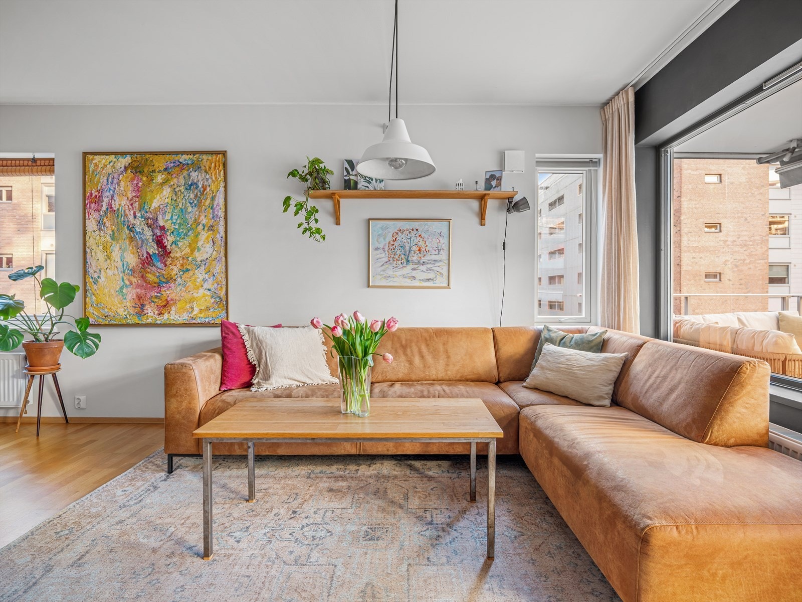 Lys og romslig stue med store vindusflater som gir rikelig med lys og luft. Galleribilde