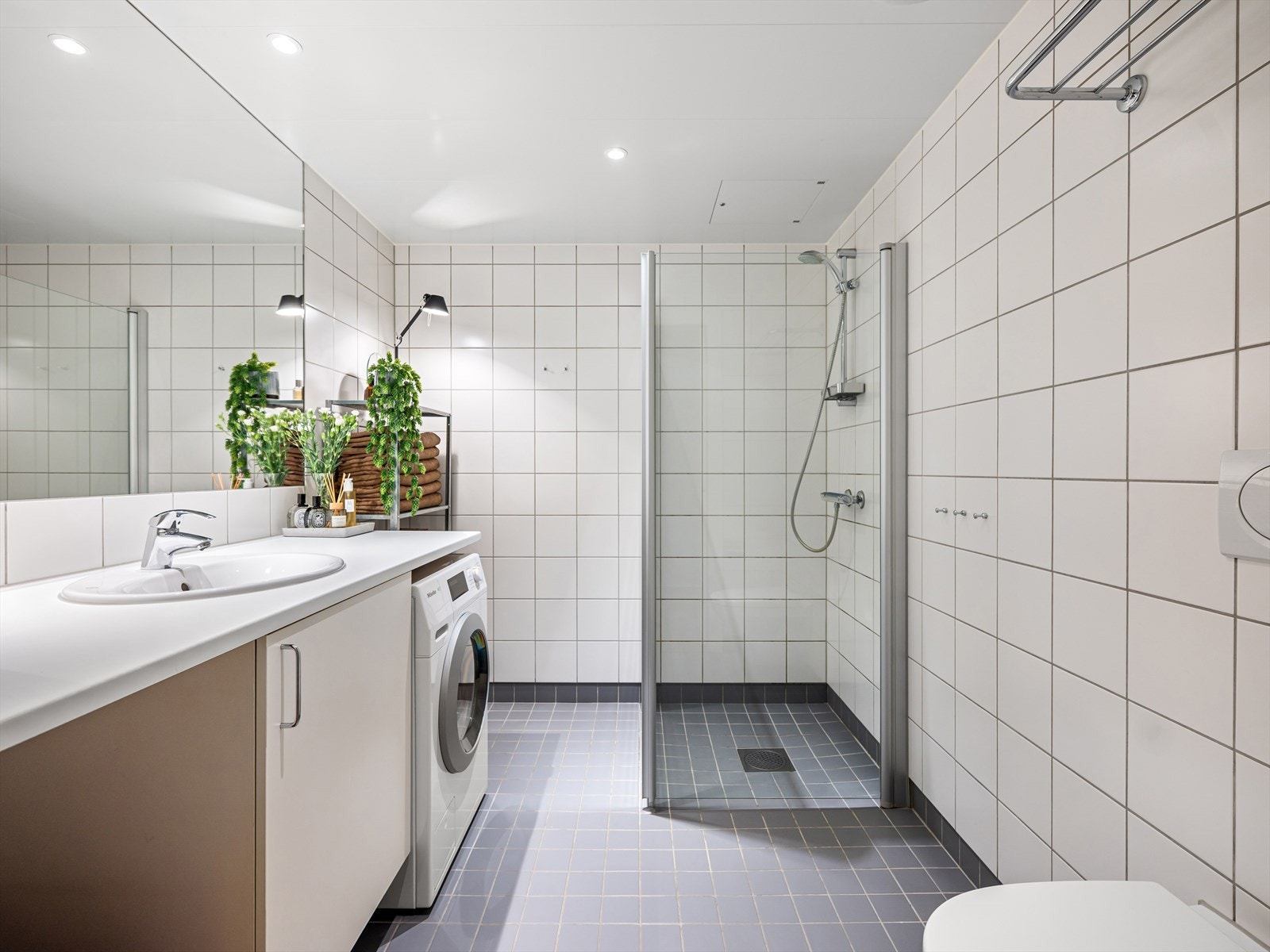 Lyst og romslig baderom fra 2013 elektriske varmekabler i gulv. Galleribilde