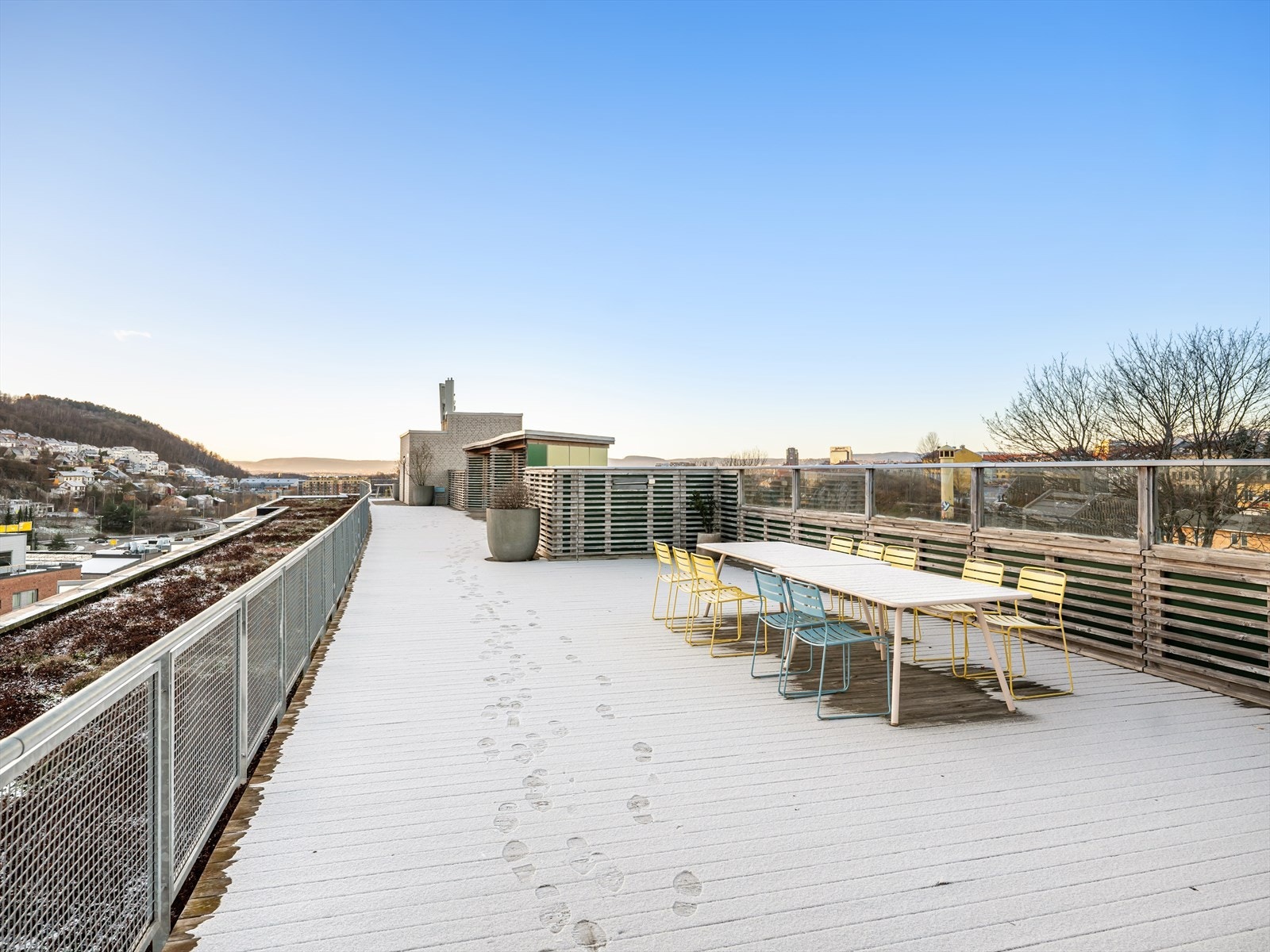 Borettslaget har en 140 kvadratmeter stor takterrassemed sittegrupper. Galleribilde