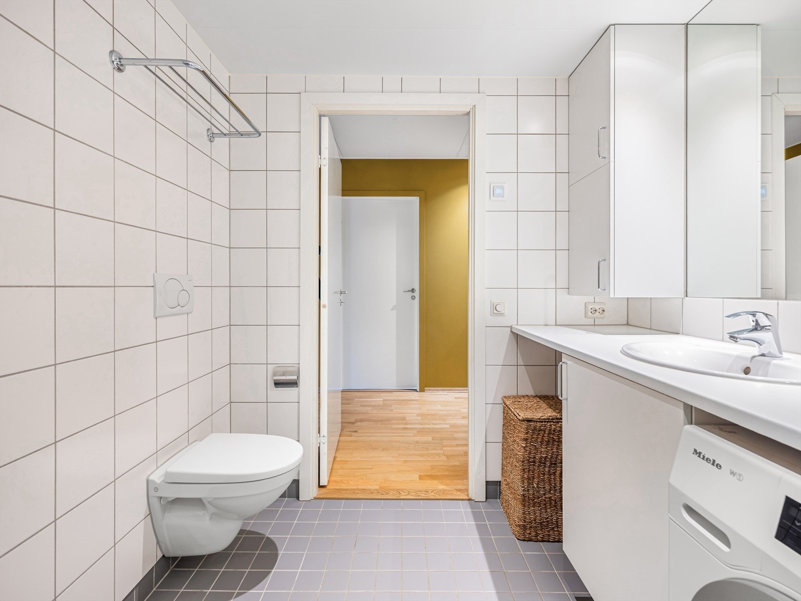 Videre er det opplegg for både vaskemaskin og tørketrommel, så her har du alt du trenger på baderommet! Galleribilde