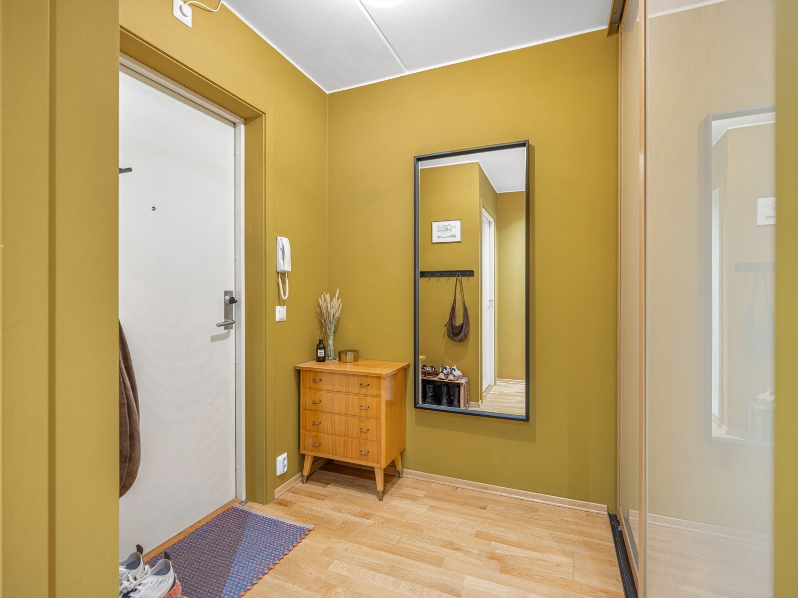 Velkommen inn! Lys og romslig entré med god plass til sko og yttertøy. Galleribilde