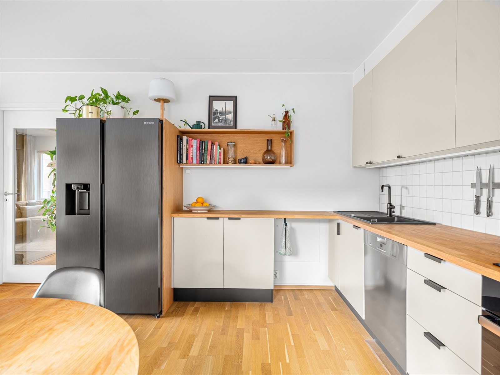 Kjøkkenet er oppgradert med custom løsninger i eikefinert kryssfiner fra Aubo. Galleribilde