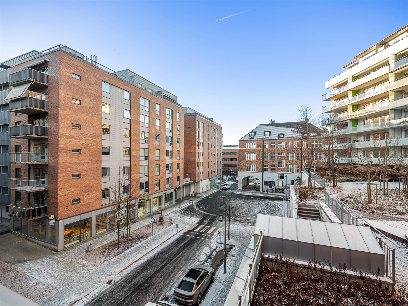 Balkongen vender mot vest og byr på gode solforhold! Galleribilde