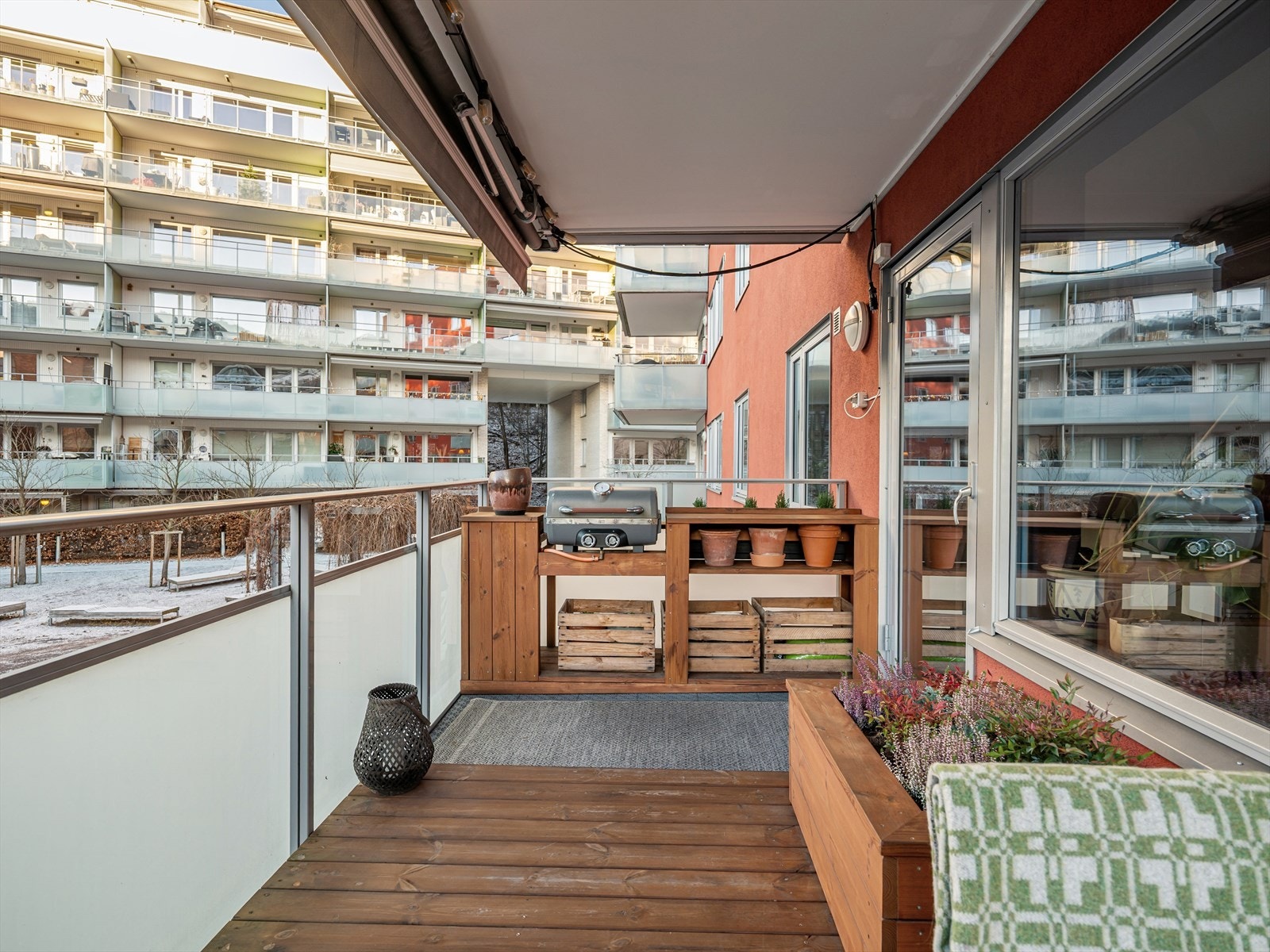 Selger har bygget et praktisk utekjøkken, plantekasser og terrassedekke i varmebehandlet furu. Galleribilde