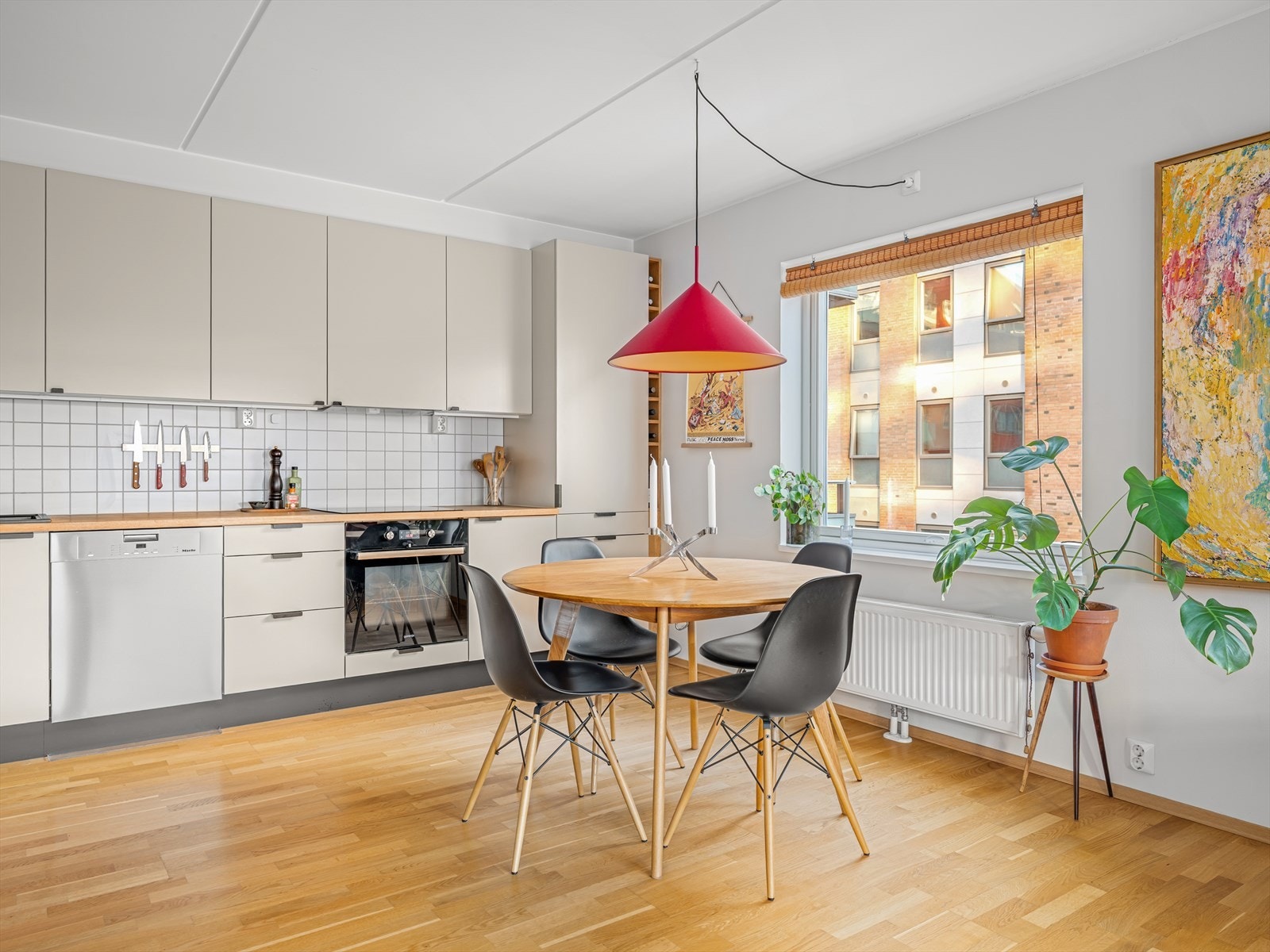 Det er integrert platetopp, stekeovn og oppvaskmaskin, samt frittstående kjøl/fryseskap. Galleribilde