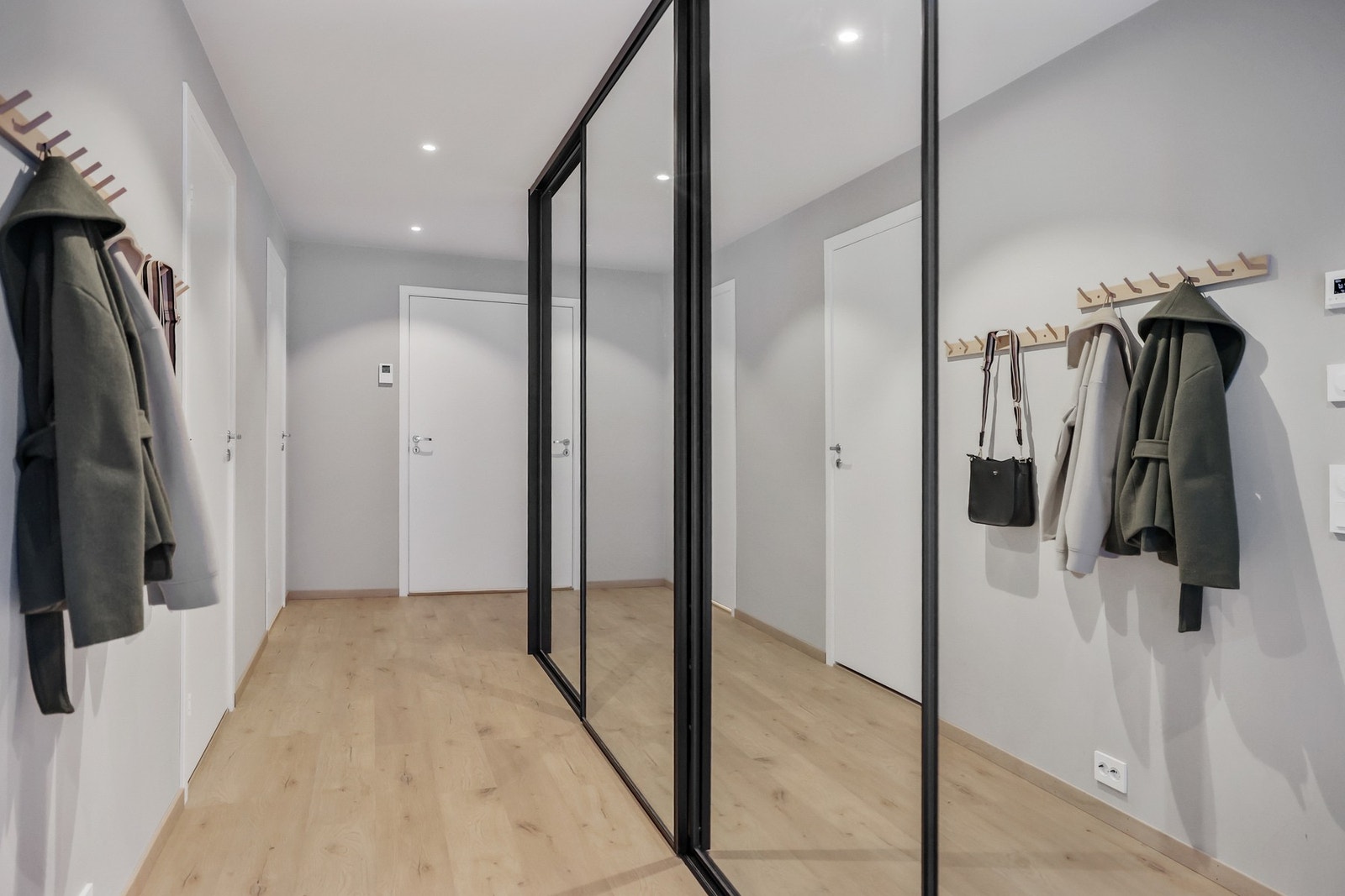 Her er det god plass til knagger og hyller for oppbevaring. I tillegg er det en flott skyvedørsgarderobe for praktisk oppbevaringsplass. Galleribilde