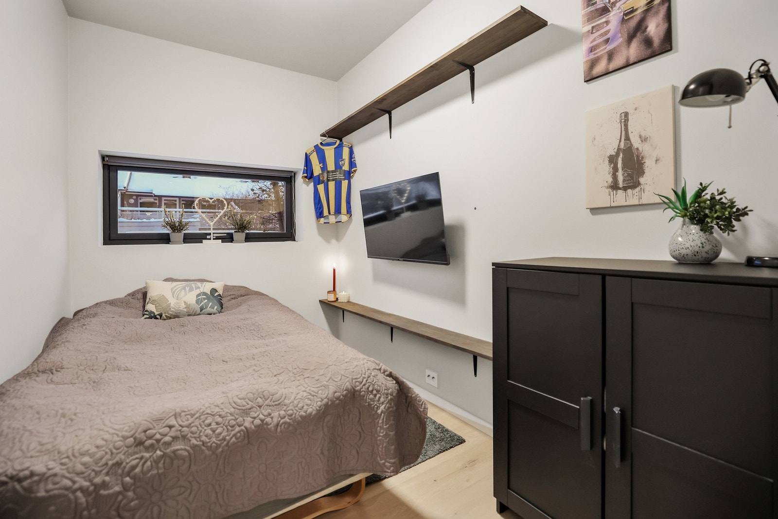 De to andre soverommene har fint plass til en seng, nattbord og annet ønsket møblement. Galleribilde